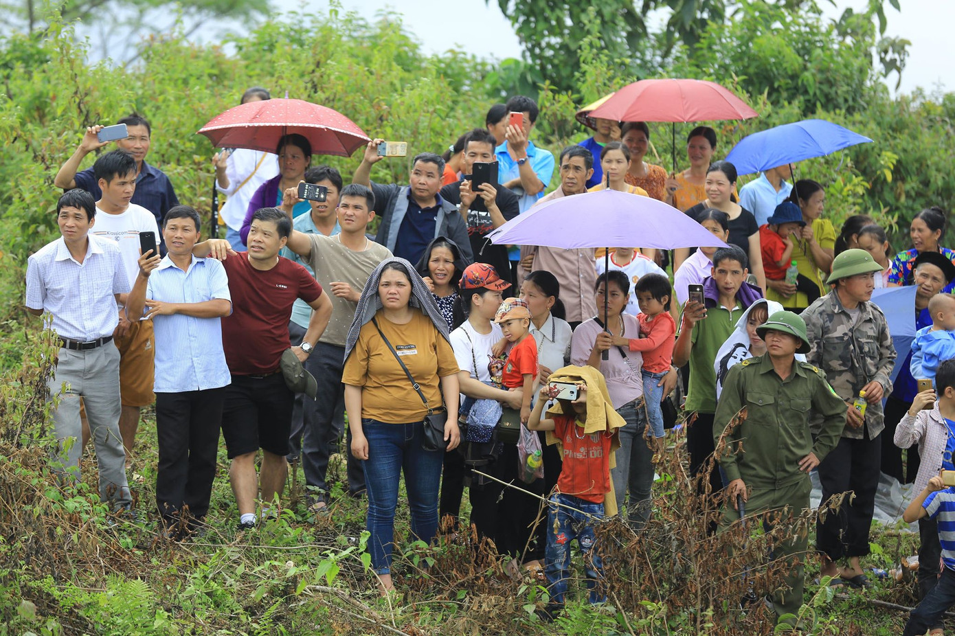 Sự kiện bay dù lượn thu hút rất đông bà con ở các bản vùng sâu vùng xa đến đây chiêm ngưỡng.