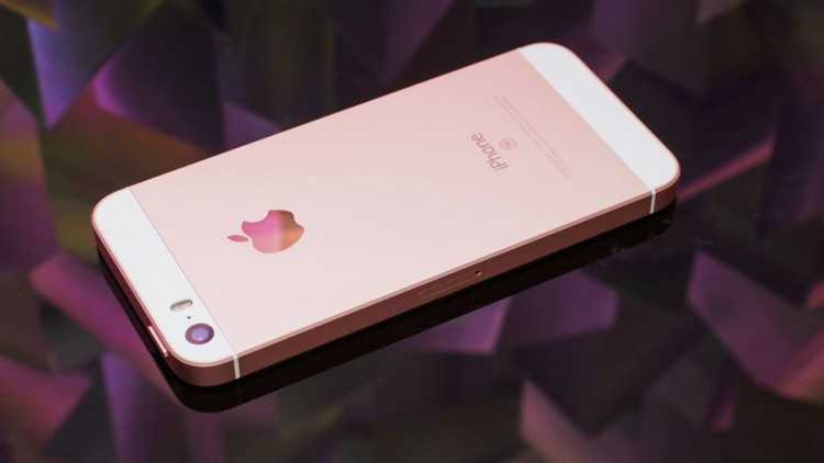 iPhone SE (2016): Phát triển dựa trên thiết kế của iPhone 5s nhưng sử dụng thông số cấu hình của iPhone 6, iPhone SE là điện thoại dành cho những người thích smartphone màn hình nhỏ.