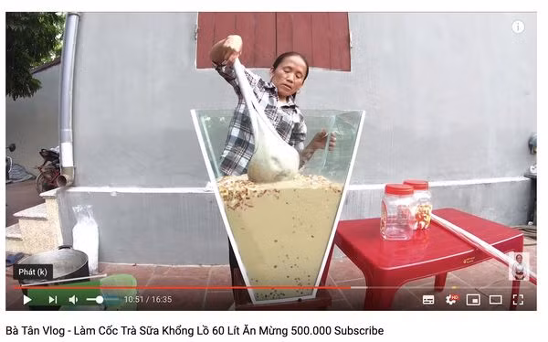 Lúc đầu, bà dùng chiếc muỗng này để khuấy trà…