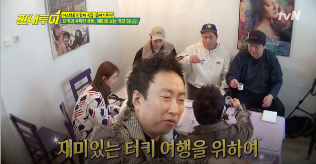 Dùng hình ảnh của nhân vật khác đề chèn lên Jung Joon Young đang ngồi phía sau. Đố khán giả tìm thấy bóng dáng nam ca sĩ này ở đâu nữa.