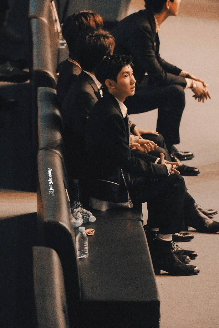 Tuy vậy các chàng trai vẫn rất vui vẻ chào hỏi fan