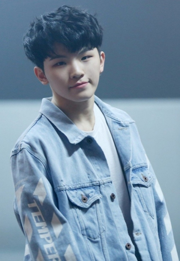Woozi (Seventeen) mới là nhân vật 22 tuổi chính hiệu. Thế nhưng Woozi có vóc dáng bé nhỏ, khuôn mặt baby đến nỗi nếu không phải fan ruột của Seventeen và thuộc hết lý lịch các chàng, thì mọi người sẽ đoán Woozi khoảng 15 tuổi, là tân binh mới debut.