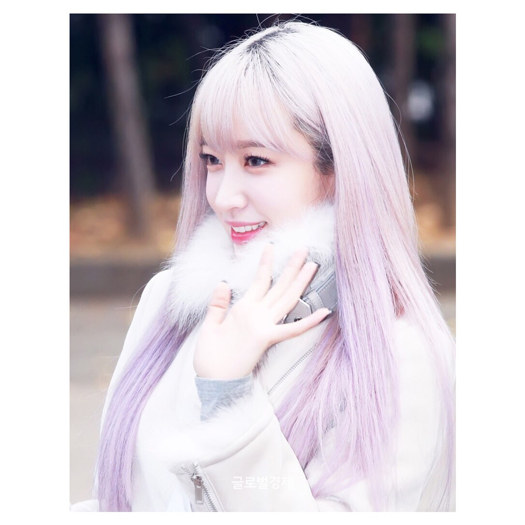 Màu tóc mới của cô nàng càng 