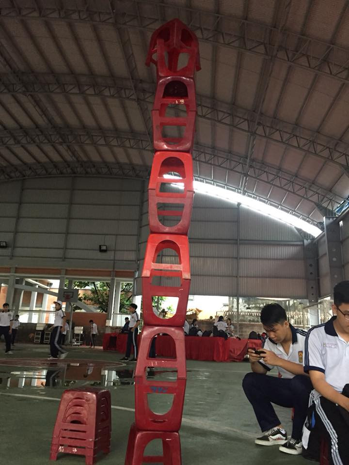 Để hoàn thành tháp ghế này, teen cũng cần một chiều cao kha khá. (Ảnh: FB Bắp THị Phanh)