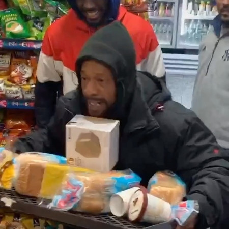 Khách hàng mang được bao nhiêu thực phẩm thì có thể lấy bấy nhiêu.