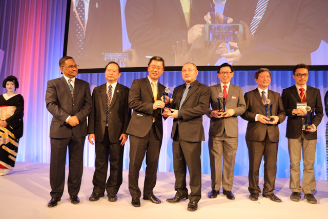 Ông Nguyễn Xuân Phong (Phó Hiệu trưởng Trường ĐH FPT, FPT Edu) nhận giải thưởng Đơn vị Đào tạo Công nghệ Thông tin xuất sắc năm 2018 do ASOCIO trao tặng.