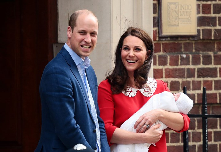 Vợ chồng William - Kate cùng con trai trước báo giới hôm 23/4.
