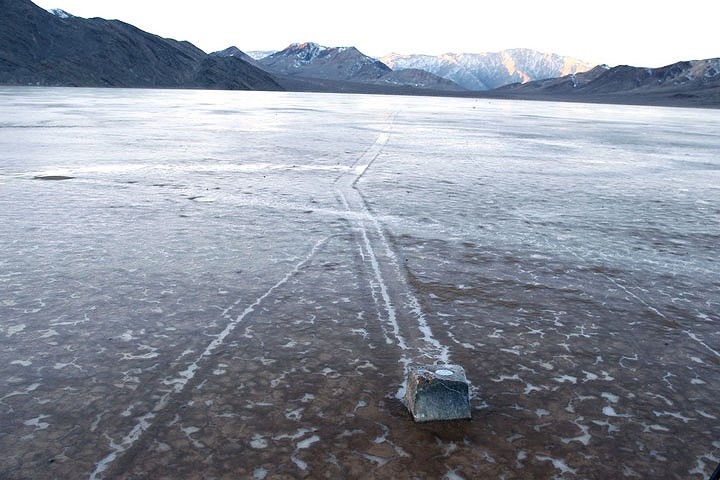 Theo NY times, khi bề mặt khu vực được phủ một lớp nước có độ sâu vừa đủ để tạo thành khố băng nổi. Vào mùa đông, khi nhiệt độ xuống thấp, mặt hồ sẽ đóng băng, phần bên dưới vẫn là nước. Phần băng dày lên để đủ độ cứng và tạo lực đẩy tảng đá. Khi nhiệt độ tăng lên, những tảng băng dần tan ra, nhờ sức gió va đập vào những hòn đá và đẩy hòn đá di chuyển. Tuy nhiên, các nhà khoa học mới quan sát được sự dịch chuyển của một số hòn đá nhỏ.