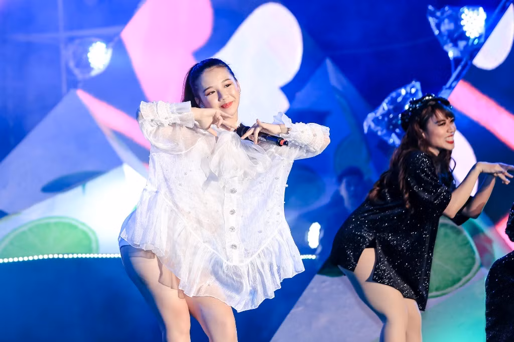 Tân binh AMEE tuy mới debut cách đây không lâu nhưng đã được các bạn sinh viên cổ vũ nhiệt tình.