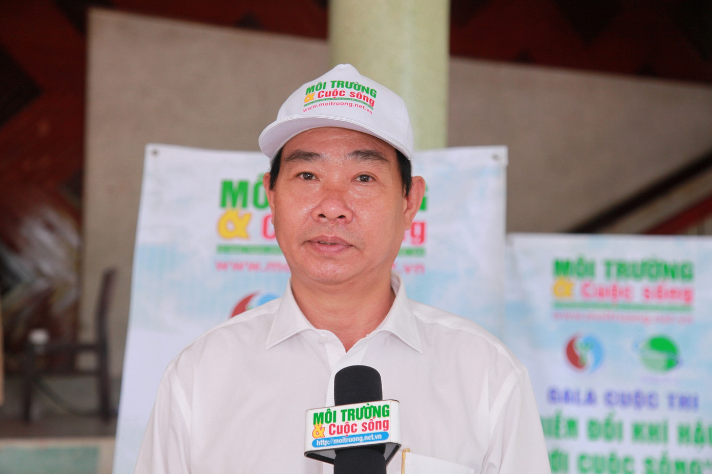 Ông Nguyễn Thanh Hòa cũng tham gia chương trình "Ngày đi bộ vì môi trường" với các bạn sinh viên.