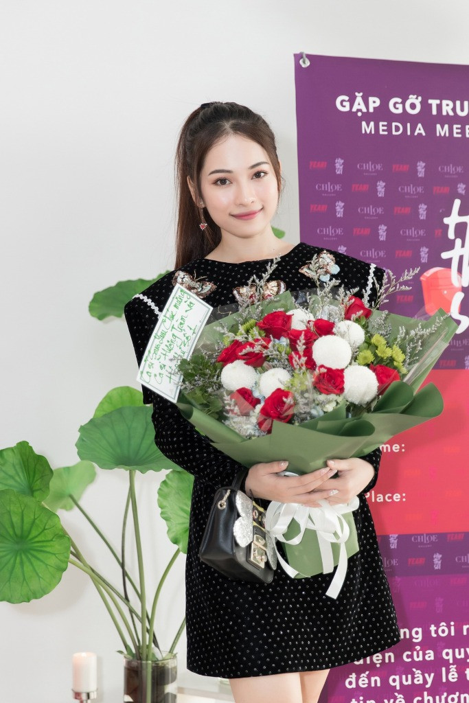 Bạn gái của nhạc sĩ Dương Khắc Linh - Sara Lưu.