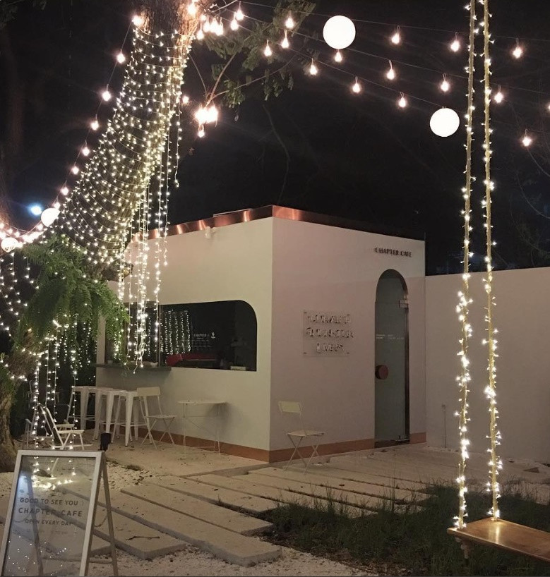 Chapter Thonglor25 - quán cà phê "kool ngầu" hết nấc vừa mới mở ở Bangkok ảnh 10 Chapter Thonglor25 về đêm - Ảnh: @siamcivilizelightingdeco