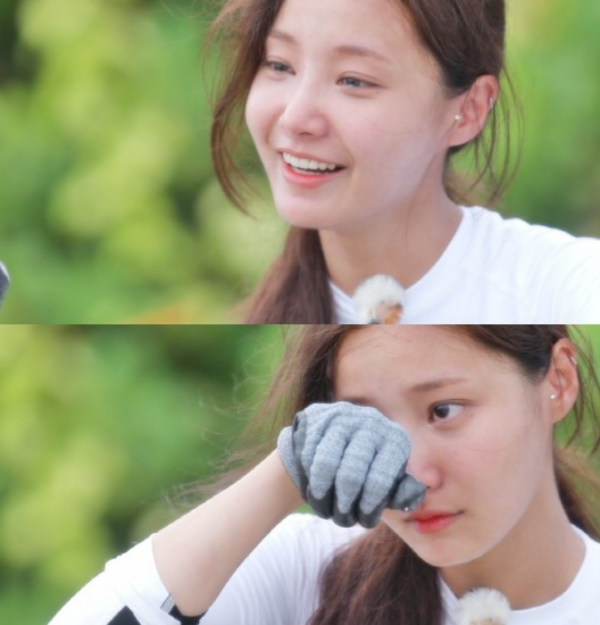 Vừa khóc Yeonwoo vừa kể câu chuyện về bản thân mình. Vừa khóc Yeonwoo vừa kể câu chuyện về bản thân mình.
