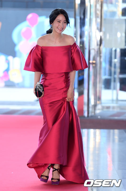 Yoona và Suzy xinh đẹp rạng ngời, Park Shin Hye đằm thắm trên thảm đỏ giải Baeksang ảnh 2