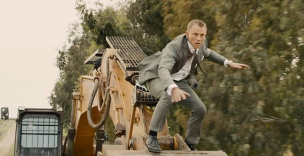 Đừng bao giờ tin những pha hành động này từ phim ảnh bạn nhé! ảnh 2