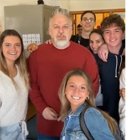 Thầy giáo dạy Toán Lee Barber và các học sinh lớp 12 của mình.