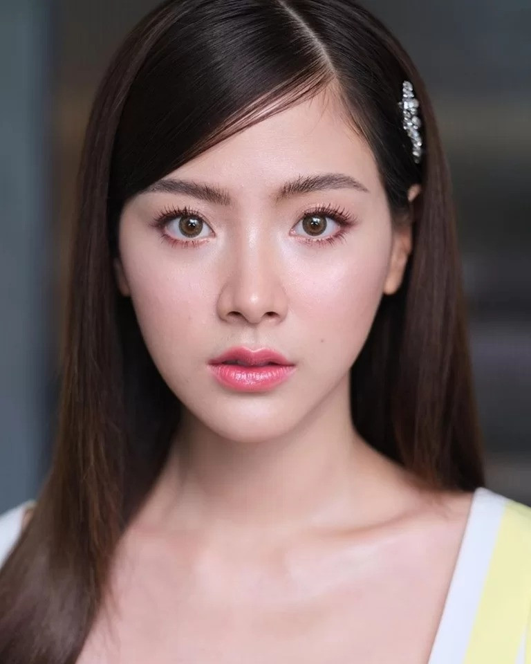 Cô nàng đặc biệt chuộng những thỏi son bóng gam hồng để tăng vẻ ngây thơ, trong trẻo.