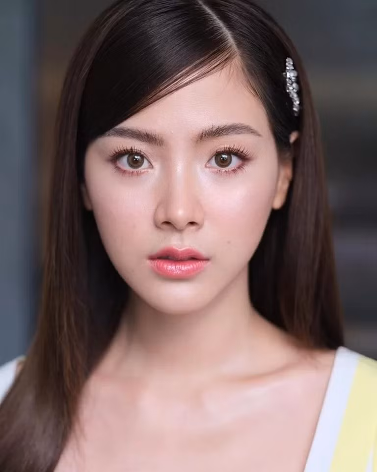 Cô nàng đặc biệt chuộng những thỏi son bóng gam hồng để tăng vẻ ngây thơ, trong trẻo.