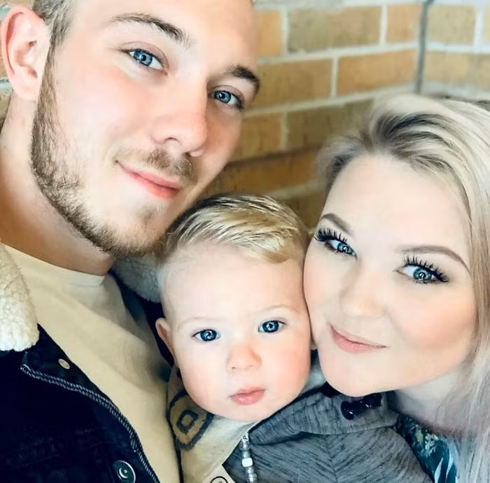 Cậu bé George bên cạnh cha mẹ của mình. (Ảnh: life.of.parker.george Instagram)