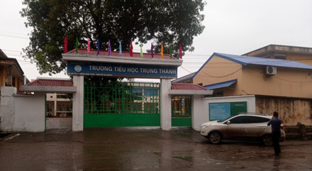 Nhiều phụ huynh học sinh lo lắng trước thông tin cô giáo bắt phạt học sinh phi giáo dục nên muốn làm đơn xin chuyển trường cho con.