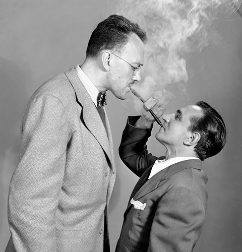 Hai người đàn ông đang hút một tẩu thuốc có tên là "Double Ender" ở New York ngày 2/6/1949.