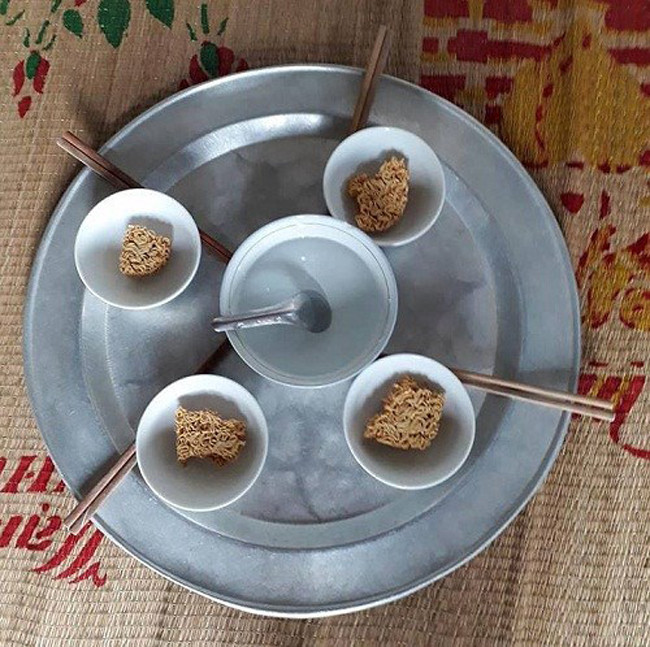 Cuối tháng "có phúc cùng hưởng", gói mì cùng chia.