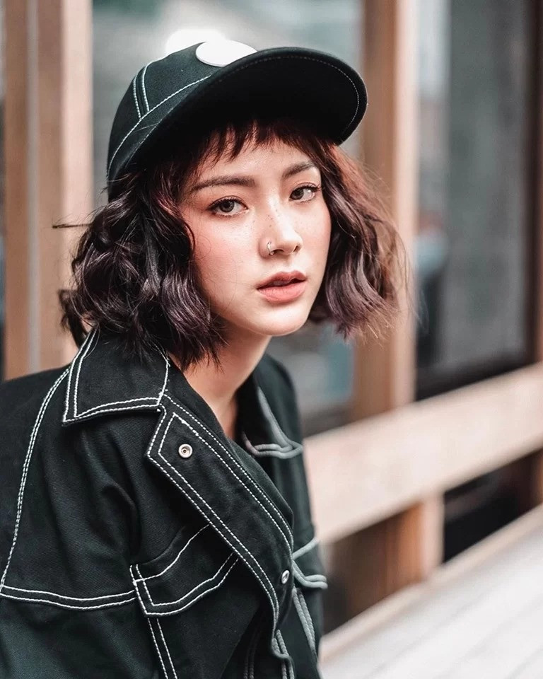 Tông son cam đất có thể khiến nhiều cô gái trông nhợt nhạt, thiếu sức sống, nhưng với Baifern, cô trở nên đầy trẻ trung, cá tính.