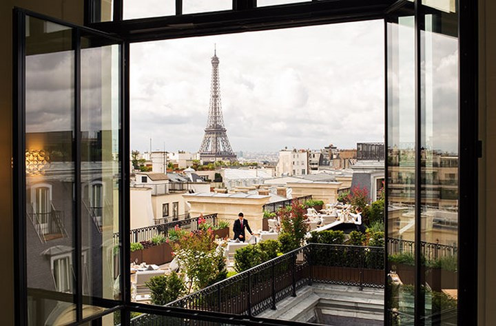 Chắc chắn không có nơi nào đẹp và lãng mạn để thưởng thức một ly cocktail trên sân thượng khách sạn như ở thủ đô Paris.
