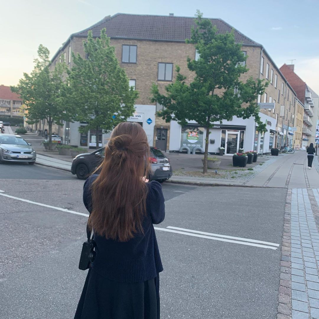 Mới đây, Suzy vừa có chuyến du lịch châu Âu để nghỉ ngơi sau thời gian dài bận rộn, và khiến cư dân mạng té ngửa vì ảnh Suzy khoe sao chẳng lung linh như người khác.