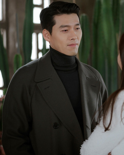 Áo cổ lọ đi kèm áo khoác dạ hoàn thiện hình ảnh người đàn ông vững chãi bên cạnh nàng tài phiệt có phong cách sang chảnh, màu mè Yoon Se Ri.