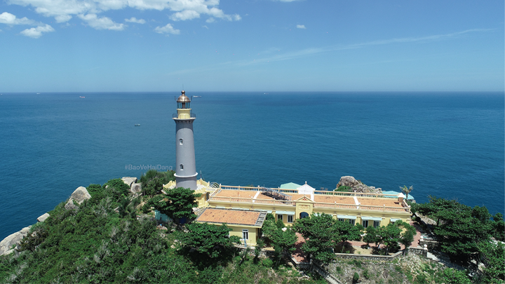 Đường tới Hải đăng Đại Lãnh sẽ đưa bạn qua những cung đường biển đẹp ngỡ ngàng.