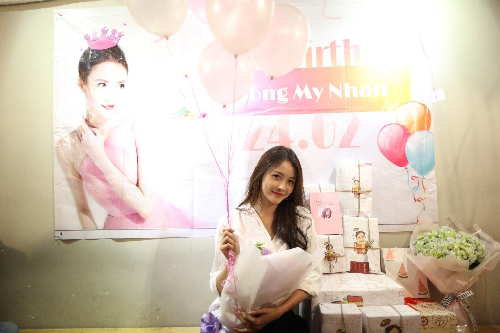 Trong buổi gặp gỡ ấm cúng, Trương Mỹ Nhân đã dành thời gian trò chuyện, giao lưu vô cùng gần gũi với fan của mình.