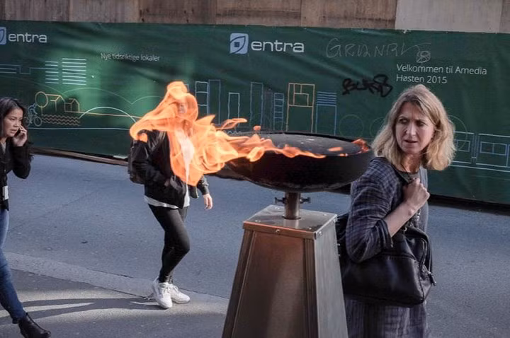 Cái nhìn tóe lửa.