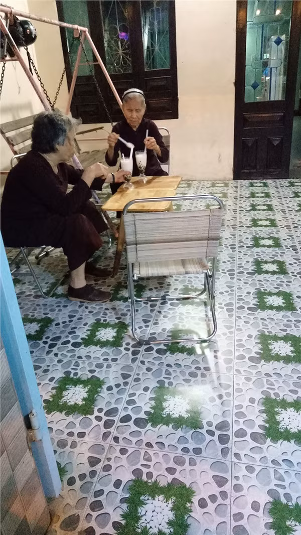 Hai cụ còn chuyền ly để nếm thử đồ uống trong ly của nhau.