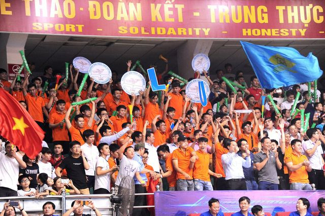 Niềm vui của cổ động viên ủng hộ robot LH-WAO