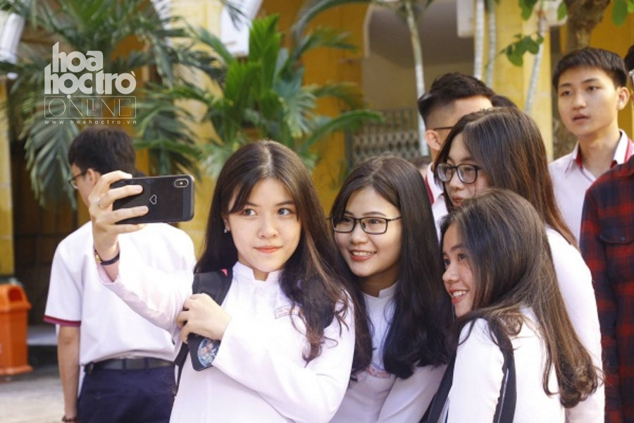 Cùng nhau đùa giỡn, chụp những tấm hình lưu niệm, rồi tranh thủ đăng lên Facebook để kiếm chút "like" cũng là những khoảnh khắc đáng nhớ của nhiều cô nàng trong ngày khai giảng chào năm học mới.