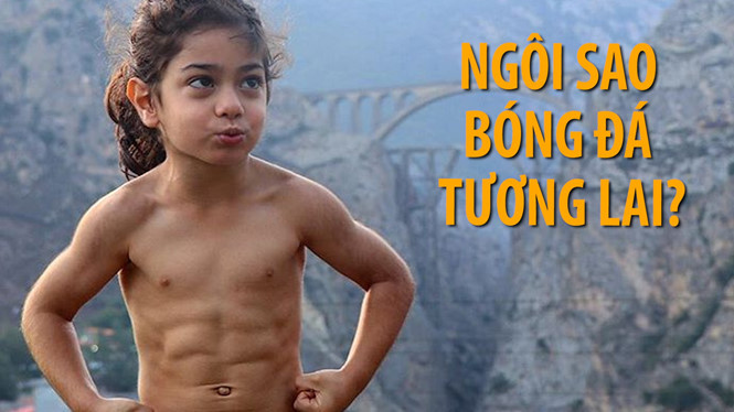 Cậu bé được ví như Ronaldo nhí. Ảnh : cắt từ clip.