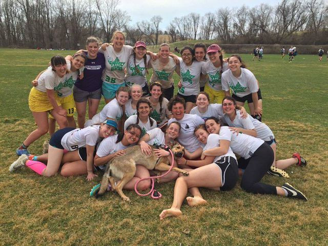 Trang có những trải nghiệm tuyệt vời ở môi trường học tập mới cùng bạn bè quốc tế.