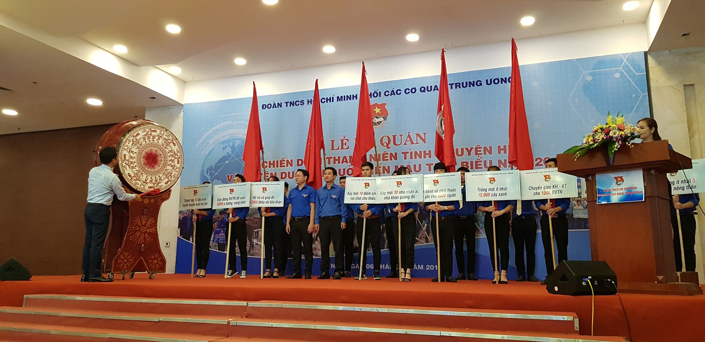 Đồng chí Lại Xuân Lâm - Phó Bí thư Đảng ủy Khối các cơ quan Trung ương đánh trống phát động chiến dịch.