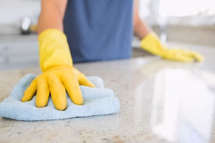 Khăn lau bụi. Nếu bạn thích lau dọn thì bạn nên biết rằng ở Texas không được phép lau chùi các tòa nhà công cộng bằng khăn lau bụi.