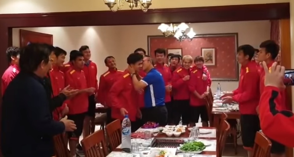 Lại còn được thơm lên má nữa chứ.