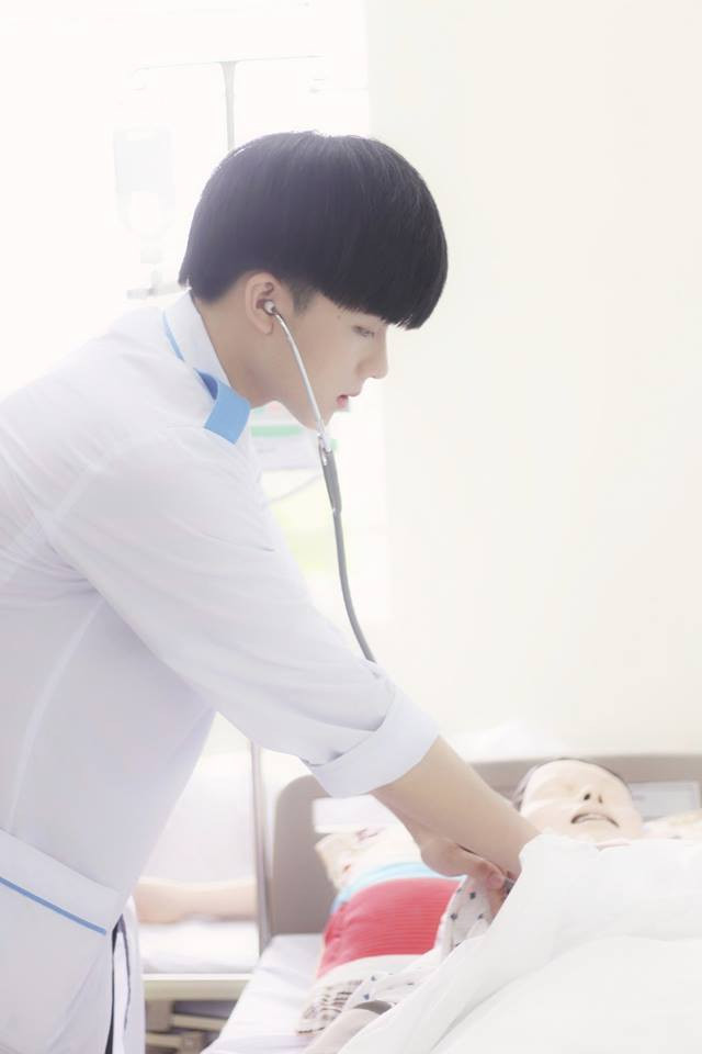 Thực hành thăm khám cho bệnh nhân thôi mà, có cần đẹp trai vậy không!