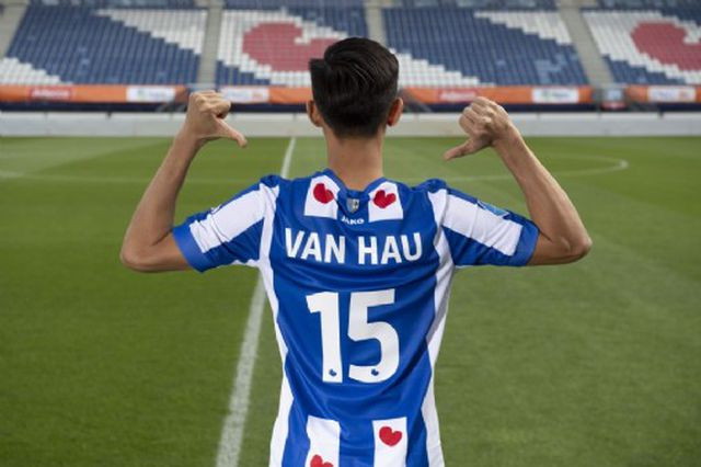 Văn Hậu khoác chiếc áo số 15 của Heerenveen. Văn Hậu khoác chiếc áo số 15 của Heerenveen.