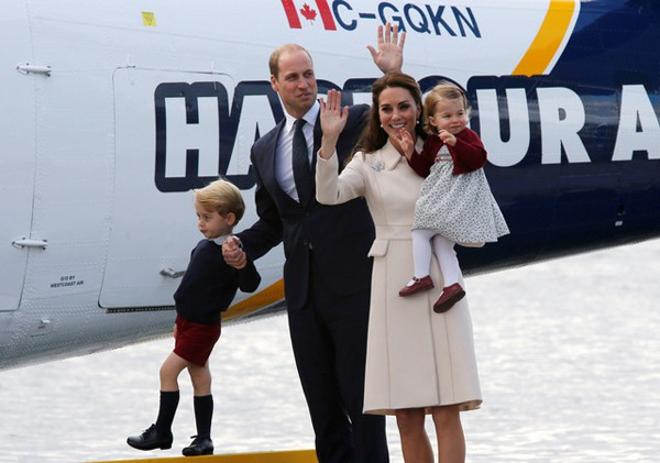 Khi 16 tháng tuổi, trong chuyến công du Canada cùng bố mẹ và anh trai, Charlotte đã biết vẫy chào người dân. Hành động này gây được thiện cảm lớn trong lòng người dân nước này.