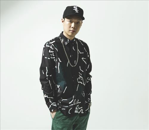 Rapper PaloAlto tên thật là Jeon Sang Hyun. Không chỉ là một ca sĩ, rapper được đông đảo khán giả Hàn mến mộ, anh chàng tài năng sinh năm 1984 này còn là người sáng lập ra Hi-Lite Records. PaloAlto đã từng xuất hiện tại Show Me the Money 4 và Tribe of Hip-Hop.