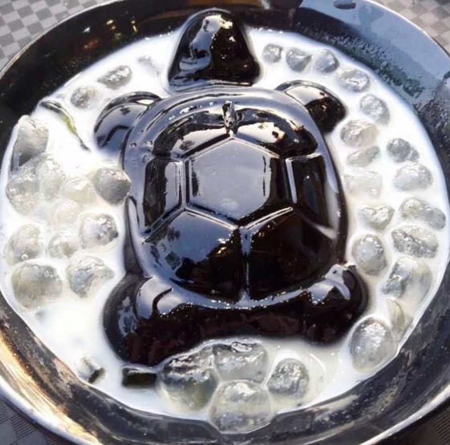 Món cao quy linh hình con rùa có giá dao động từ 15-25k tại quán chè San San - Ảnh: @diadiemanuong