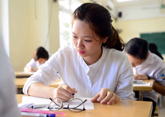 Công tác coi thi, chấm thi chặt chẽ giúp các bạn học sinh tập trung hơn vào kì thi của mình. (Ảnh minh hoạ)