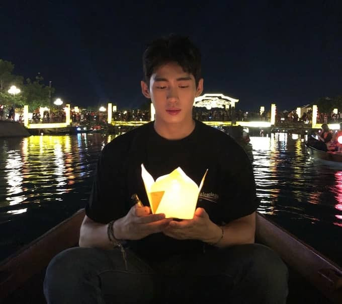 Chỉ với bức hình check-in Đà Nẵng mà "nam thần" này đã khiến bao trái tim phải ngẩn ngơ! ảnh 2