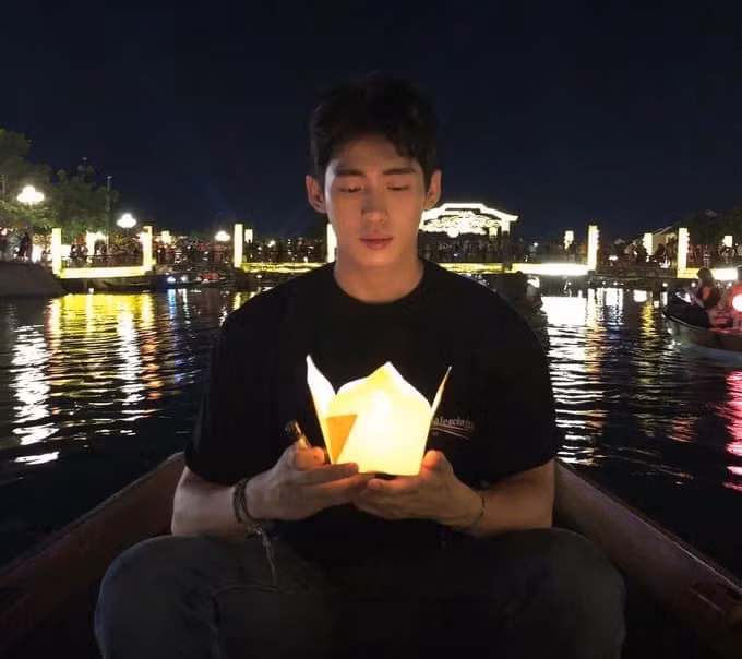 Chỉ với bức hình check-in Đà Nẵng mà "nam thần" này đã khiến bao trái tim phải ngẩn ngơ! ảnh 2