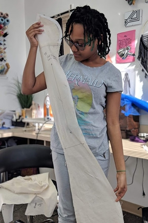 Courtney đang may váy dạ hội cho chị gái.